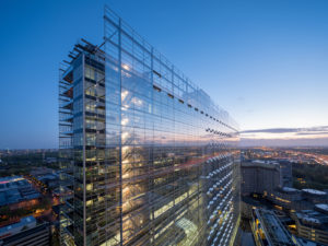 EPO Rijswijk. De dubbele glazen gevels werken vaak ook als spiegels. Foto Ossip van Duivenbode. <br />